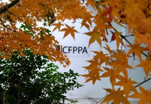 Photographie illustrative montrant le logo du CFPPA qui apparait derrière des arbres.